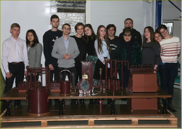 Группа студентов Химфака, принявших участие в проекте  по изучению артефактов музея, // с их руководителем к.х.н. Баум Е.А.