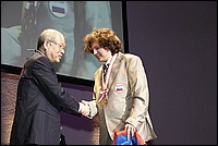 Нобелевский лауреат Р.Нойори вручает Даниле Хохлову золотую медаль