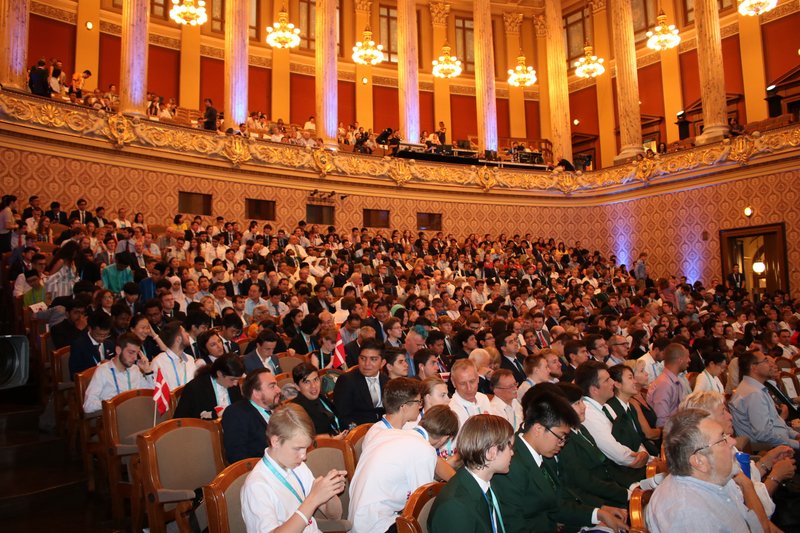 Церемония закрытия в Рудольфинуме - одном из лучших концертных залов Европы