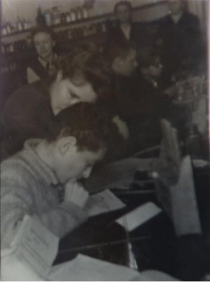 Учащиеся 8 класса на занятиях по химии в 1949 году